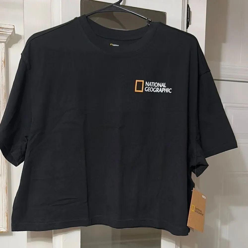 NWT National Geographic Black Cropped T-shirt w/Giraffe design